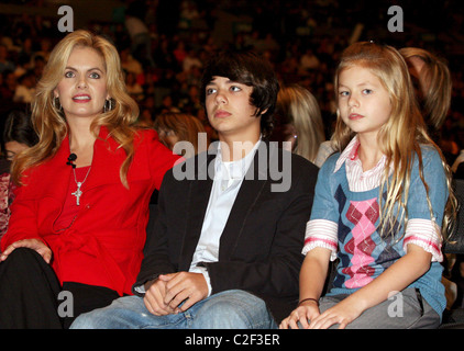 Victoria Osteen, Jonathan Osteen et Alexandra Osteen Une soirée avec Joel Osteen au Madison Square Garden de New York, USA - Banque D'Images