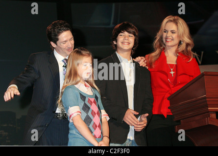 Joel Osteen, Alexandra Osteen, Jonathan Osteen et Victoria Osteen Une soirée avec Joel Osteen au Madison Square Garden New Banque D'Images