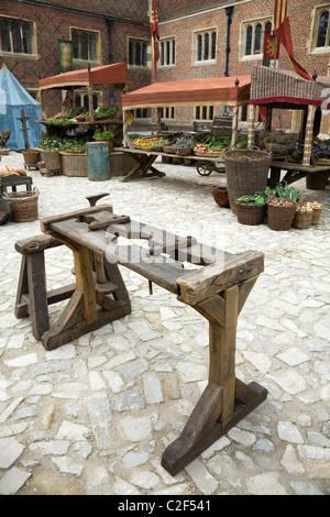 Les loisirs modernes d'un mediaeval / Cité Médiévale / scène de marché historique médiévale qui a été d'un plateau de tournage à Hampton Court Palace. UK Banque D'Images