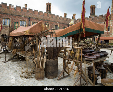 Les loisirs modernes d'un mediaeval / Cité Médiévale / scène de marché historique médiévale qui a été d'un plateau de tournage à Hampton Court Palace. UK Banque D'Images