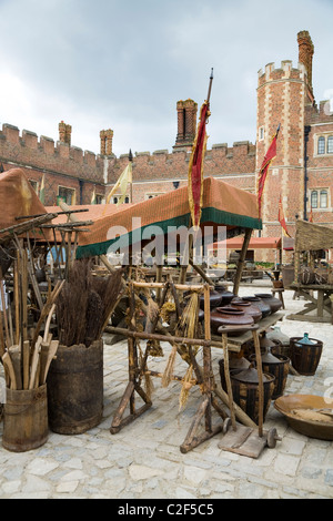 Les loisirs modernes d'un mediaeval / Cité Médiévale / scène de marché historique médiévale qui a été d'un plateau de tournage à Hampton Court Palace. UK Banque D'Images