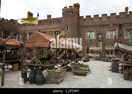 Les loisirs modernes d'un mediaeval / Cité Médiévale / scène de marché historique médiévale qui a été d'un plateau de tournage à Hampton Court Palace. UK Banque D'Images