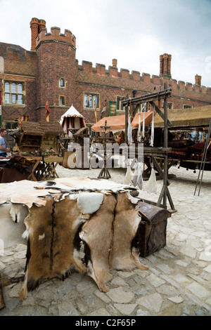 Les loisirs modernes d'un mediaeval / Cité Médiévale / scène de marché historique médiévale qui a été d'un plateau de tournage à Hampton Court Palace. UK Banque D'Images