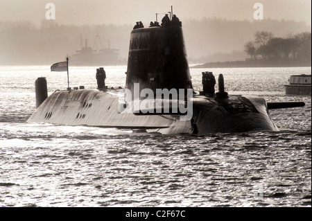 Le HMS Astute, la Royal Navy de sous-marins nucléaires les plus récentes remontent Gareloch sur l'estuaire de Cylde à sa nouvelle base à l'HMNB Faslane. Banque D'Images
