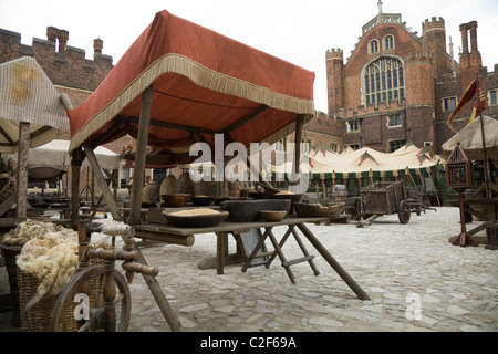 Les loisirs modernes d'un mediaeval / Cité Médiévale / scène de marché historique médiévale qui a été d'un plateau de tournage à Hampton Court Palace. UK Banque D'Images