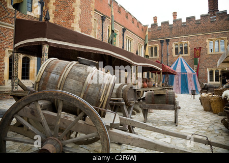 Les loisirs modernes d'un mediaeval / Cité Médiévale / scène de marché historique médiévale qui a été d'un plateau de tournage à Hampton Court Palace. UK Banque D'Images