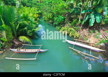 Bateau philippin traditionnel. Belle rivière. Philippines Banque D'Images