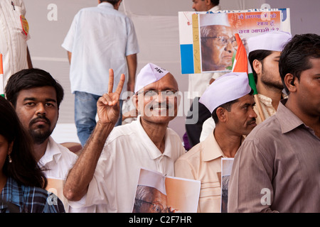 Un partisan de la lutte contre la corruption d'Anna Hazare rally montrant la victoire à l'Azad Maidan à Mumbai (Bombay), Maharashtra, Inde. Banque D'Images