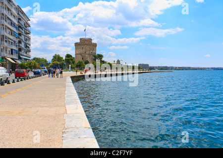 La Tour Blanche de Thessalonique, à côté de la mer Banque D'Images