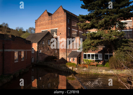 Royaume-uni, Angleterre, Staffordshire, poireau, Brindley's Mill, historique, 1752 propulsion à eau moulin à maïs entre les bâtiments industriels Banque D'Images