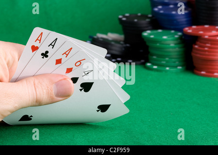 Une main de poker avec trois d'une sorte d'As Banque D'Images