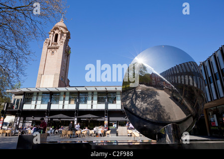 Le Miroir du ciel en acier inoxydable à l'extérieur de la Nottingham Playhouse Theatre Nottingham Angleterre GO UK EU Europe Banque D'Images