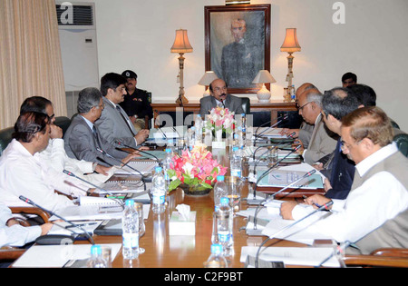 Le Ministre en chef du Sindh, Syed Qaim Ali Shah préside réunion sur "perception de recettes/Taxes" à CM Chambre à Karachi Banque D'Images