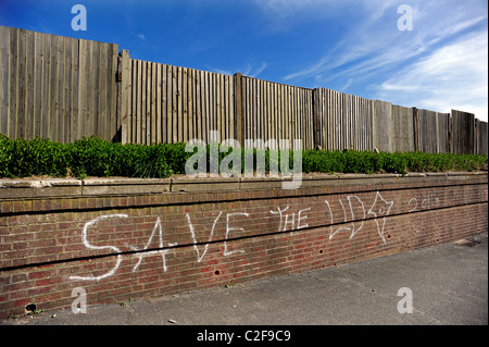 Le graffiti à côté de Saltdean Lido, un art déco construit en 1937 et au centre d'une campagne pour sauver de la démolition Banque D'Images