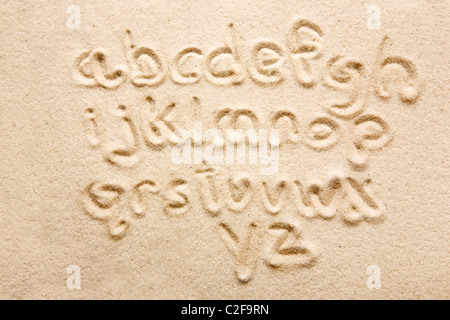 Alphabet minuscule écrit dans le sable - un outil de designers Banque D'Images