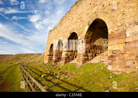 Pierre du sud, fours fours anciens utilisés pour l'extraction de l'ironstone calcine à Rosedale dans le North York Moors, UK. Banque D'Images