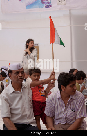 Un petit garçon tenant un drapeau de l'Inde avec son tuteur au cours de la lutte contre la corruption d'Anna Hazare rassemblement à Azad Maidan à Mumbai, Inde. Banque D'Images