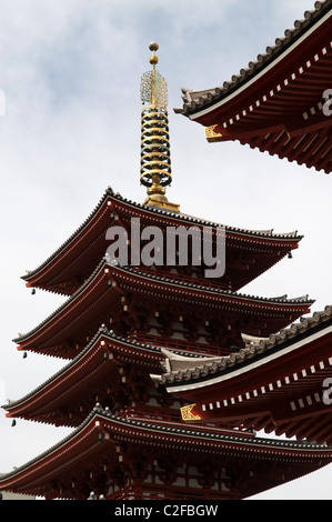 Une pagode de cinq étages dans les motifs de la Buddhist Temple Senso-ji, Asakusa, Tokyo, Japon, Asie Banque D'Images