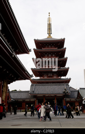 Une pagode de cinq étages dans les motifs de la Buddhist Temple Senso-ji, Asakusa, Tokyo, Japon, Asie Banque D'Images