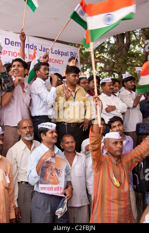 Les partisans d'Anna Hazare à Azad Maidan à Mumbai (Bombay), Maharashtra, Inde. Banque D'Images