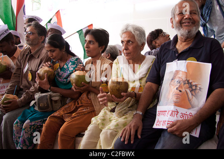 Les partisans d'Anna Hazare à Azad Maidan à Mumbai rompre leur jeûne en même temps qu'Anna Hazare n à Delhi, en Inde. Banque D'Images