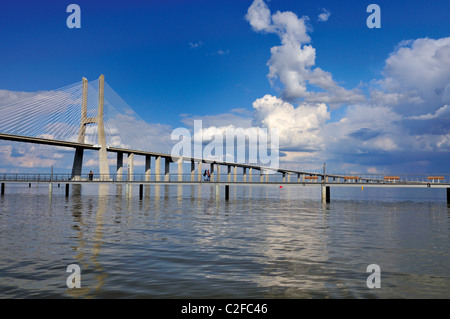 Portugal, Lisbonne : Ponte Vasco da Gama Banque D'Images