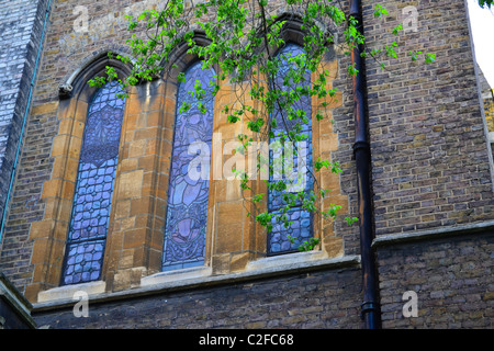 La Holy Trinity Brompton (CoE), Knightsbridge, London, UK et euro TYRES LUCIS Banque D'Images