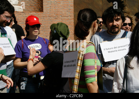 Rassemblement contre la précarité des conditions de travail dans les conditions des contrats d'emploi Rome Italie 2011 Banque D'Images