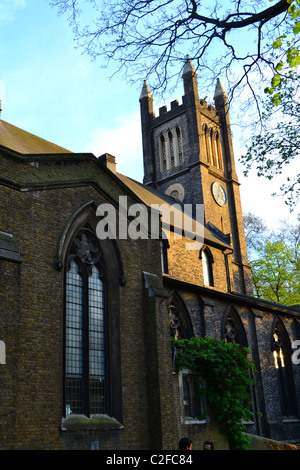 La Holy Trinity Brompton (CoE), Knightsbridge, London, UK et euro TYRES LUCIS Banque D'Images