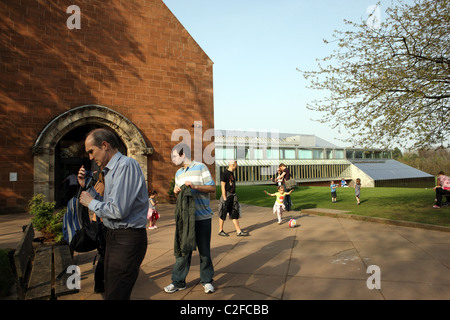 Les gens à l'extérieur de l'entrée de la Burrell Collection dans le Pollok Country Park Banque D'Images