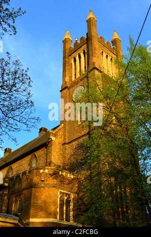 La Holy Trinity Brompton (CoE), Knightsbridge, London, UK et euro TYRES LUCIS Banque D'Images