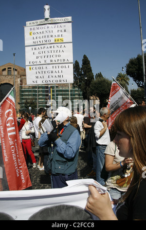 Rassemblement contre la précarité des conditions de travail dans les conditions des contrats d'emploi Rome Italie 2011 Banque D'Images