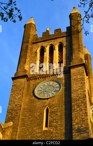 La Holy Trinity Brompton (CoE), Knightsbridge, London, UK et euro TYRES LUCIS Banque D'Images