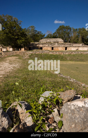 Ornate Palace (El Palacio) et sacbe du Maya ruines de Labná le long de la Route Puuc dans la péninsule du Yucatan, au Mexique. Banque D'Images