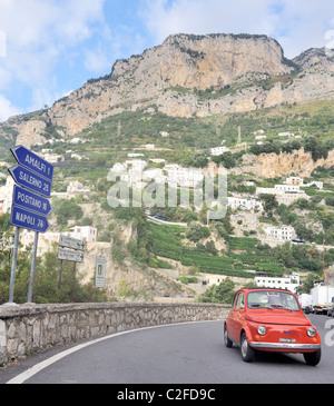 Fiat rouge classique sur la côte sinueuse route à Amalfi, Italie Banque D'Images