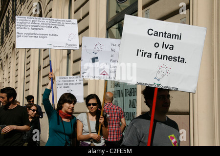 Rassemblement contre la précarité des conditions de travail dans les conditions des contrats d'emploi Rome Italie 2011 Banque D'Images