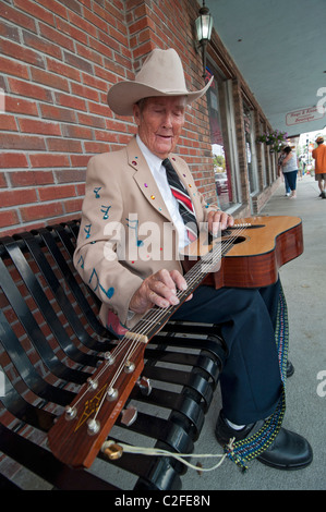 Chanteur de Gospel Lester Parrish joue de la guitare sur les trottoirs de la petite Floride Nord Ville de High Springs. Banque D'Images