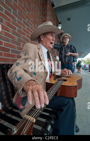 Chanteur de Gospel Lester Parrish joue de la guitare sur les trottoirs de la petite Floride Nord Ville de High Springs. Banque D'Images