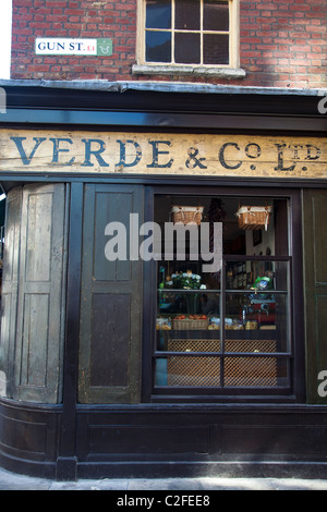 Vert & Co Ltd, traiteur avec le Georgian shop avant, coin de rue des armes à feu et de Brushfield Street, Spitalfields, Londres, E1, UK Banque D'Images