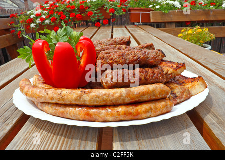 La viande préparée à partir de la grille, prêts à manger, avec du poivre rouge Banque D'Images