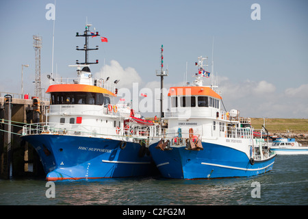 Les navires d'appui pour l'éolien offshore en mer d'Irlande au large de Barrow in Furness, ROYAUME UNI. Banque D'Images