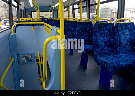 Intérieur de l'autobus de Londres avec un passager, London, England, UK Banque D'Images