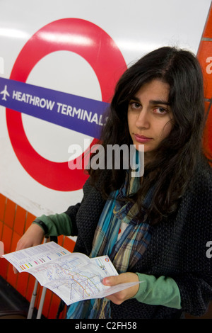 Femme avec tube carte en main à perdu à Londres Heathrow Terminals 1, 2, 3 station de métro Banque D'Images