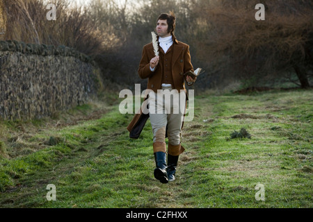 Un guide de jouer le personnage de Robert Burns pose dans l'humeur réfléchie dans un parc. Banque D'Images