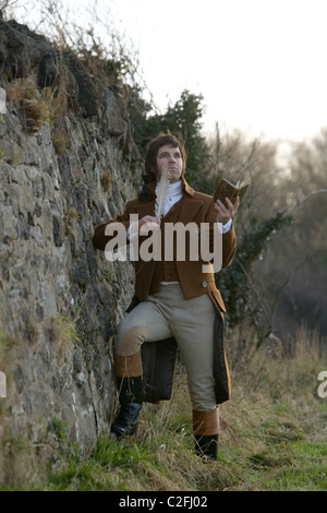 Un guide de jouer le personnage de Robert Burns pose dans l'humeur réfléchie dans un parc. Banque D'Images