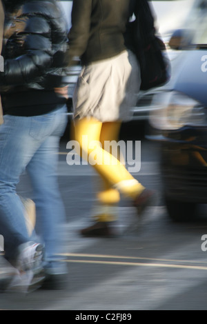 Groupe d'adolescents chaussures standing in street Banque D'Images