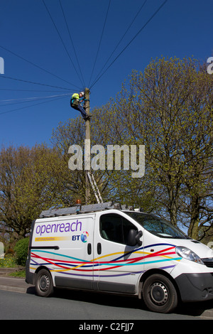 BT Openreach ; Ingénieur BT chargé des câbles aériens sur mât télégraphique, défaut de ligne large bande rurale, à Fleetwood, Lancashire, Blackpool, Royaume-Uni Banque D'Images