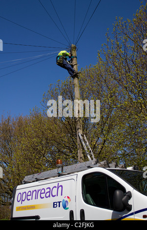 BT Openreach ; Ingénieur BT chargé des câbles aériens sur mât télégraphique, défaut de ligne large bande rurale, à Fleetwood, Lancashire, Blackpool, Royaume-Uni Banque D'Images