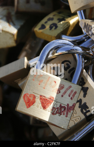 Deux coeurs amour rouge sur l'amour de verrouillage sur le pont Milvio à Rome, Italie Banque D'Images