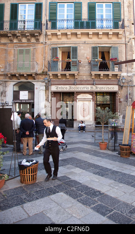 À partir de l'alimentation de rue l'Antica Focacceria 'vieux pain Shop' à Palerme Sicile Banque D'Images